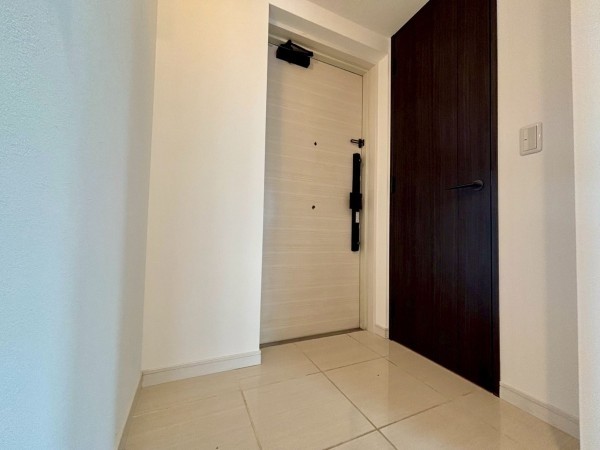 神戸市垂水区東舞子町、マンションの玄関画像です