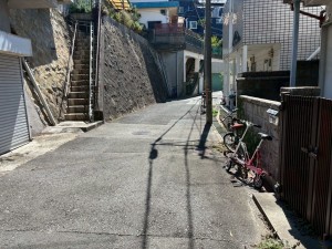 神戸市垂水区旭が丘、収益物件/住宅の前面道路を含む現地写真画像です