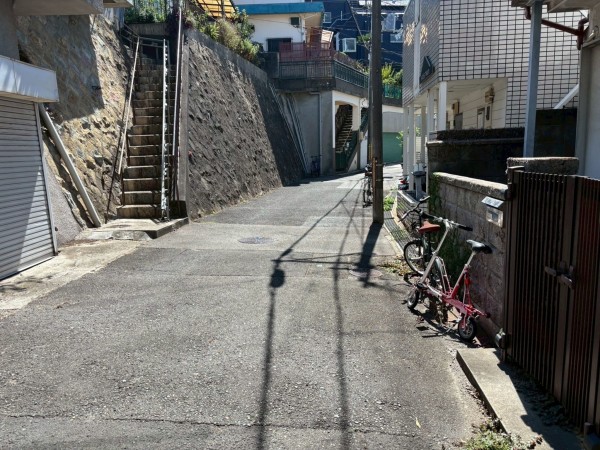 神戸市垂水区旭が丘、収益物件/住宅の前面道路を含む現地写真画像です