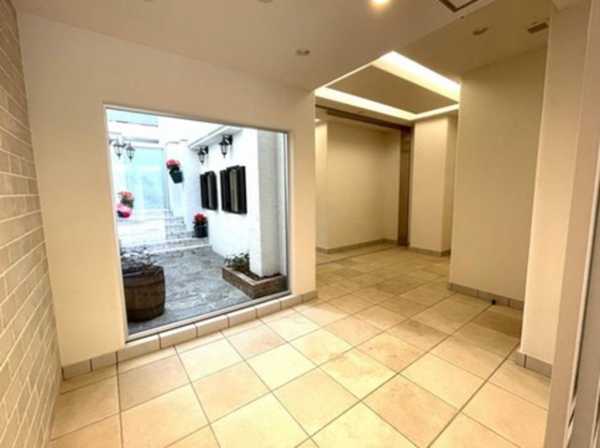 神戸市垂水区海岸通、マンションのエントランス画像です