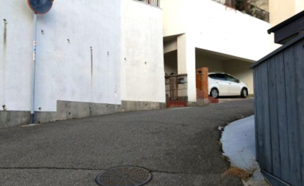 神戸市垂水区西舞子、収益物件/住宅の前面道路を含む現地写真画像です