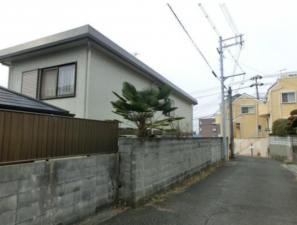 神戸市垂水区霞ケ丘、中古一戸建ての前面道路を含む現地写真画像です