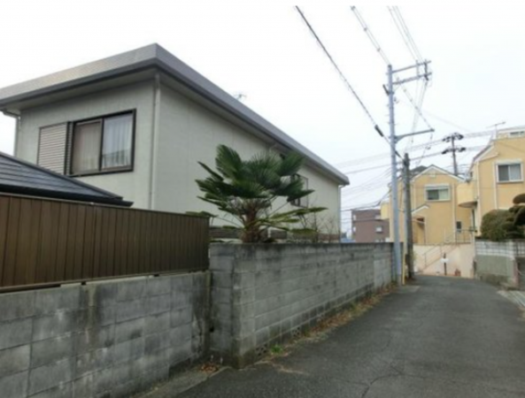 神戸市垂水区霞ケ丘、中古一戸建ての前面道路を含む現地写真画像です