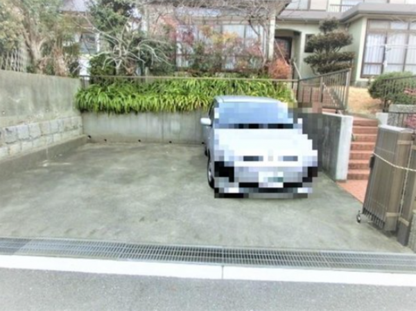 神戸市垂水区霞ケ丘、中古一戸建ての駐車場画像です