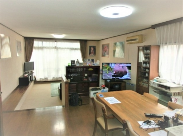 神戸市垂水区霞ケ丘、中古一戸建ての居間画像です