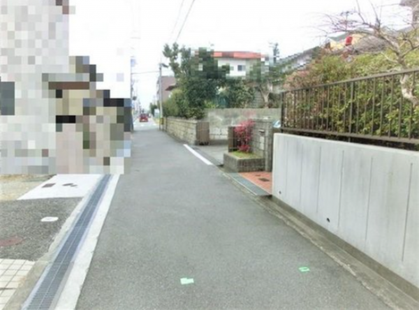 神戸市垂水区霞ケ丘、中古一戸建ての前面道路を含む現地写真画像です