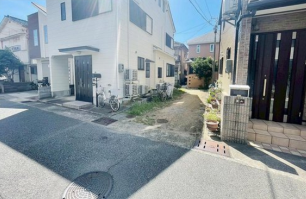 神戸市垂水区西舞子、中古一戸建ての前面道路を含む現地写真画像です