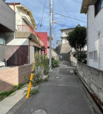 神戸市垂水区五色山、中古一戸建ての前面道路を含む現地写真画像です