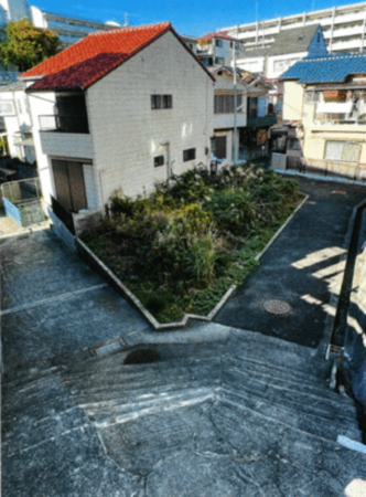 神戸市垂水区五色山、土地の前面道路を含む現地写真画像です