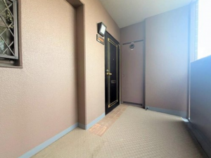 神戸市垂水区王居殿、マンションの玄関画像です