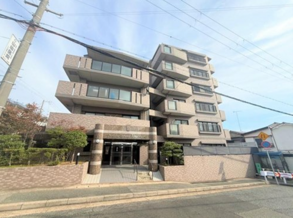 神戸市垂水区王居殿、マンションの外観画像です