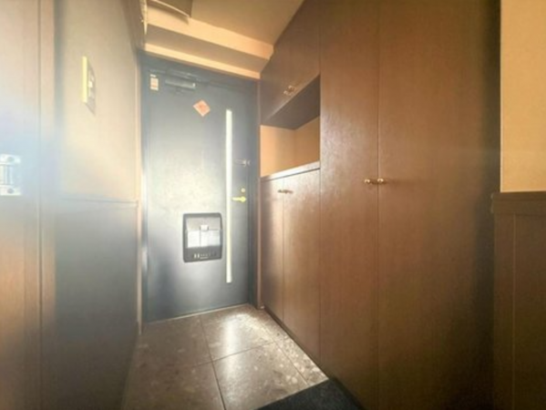 神戸市垂水区王居殿、マンションの玄関画像です