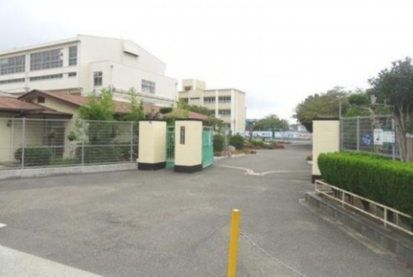 神戸市垂水区五色山、中古一戸建ての中学校画像です