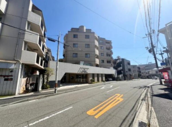 神戸市垂水区瑞ケ丘、マンションの前面道路を含む現地写真画像です