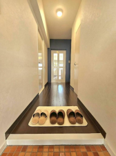 神戸市垂水区霞ケ丘、マンションの玄関画像です