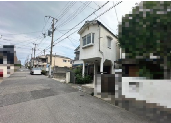 神戸市垂水区星陵台、中古一戸建ての前面道路を含む現地写真画像です
