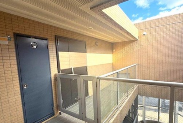 神戸市垂水区高丸、マンションの玄関画像です