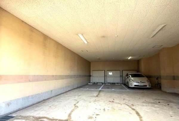 神戸市垂水区高丸、マンションの駐車場画像です