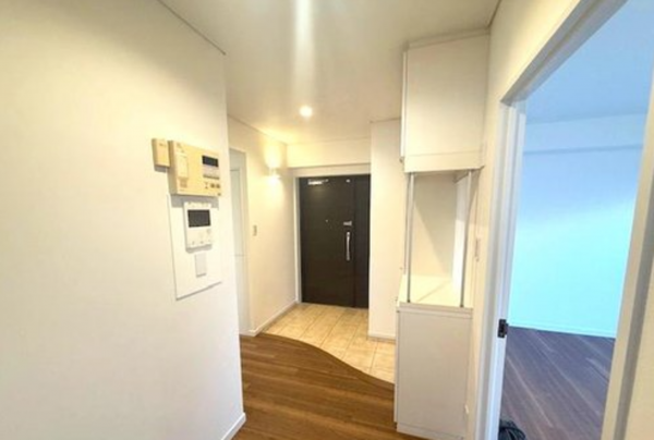 神戸市垂水区高丸、マンションの玄関画像です