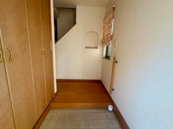 神戸市垂水区北舞子、中古一戸建ての玄関画像です