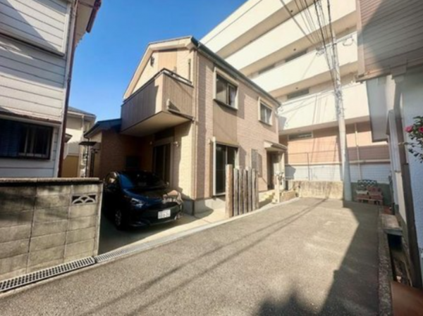 神戸市垂水区北舞子、中古一戸建ての前面道路を含む現地写真画像です