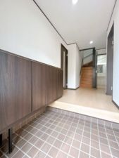 神戸市垂水区千代が丘、中古一戸建ての玄関画像です