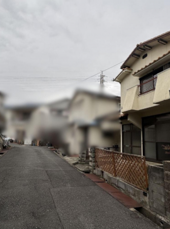 神戸市垂水区西舞子、中古一戸建ての前面道路を含む現地写真画像です