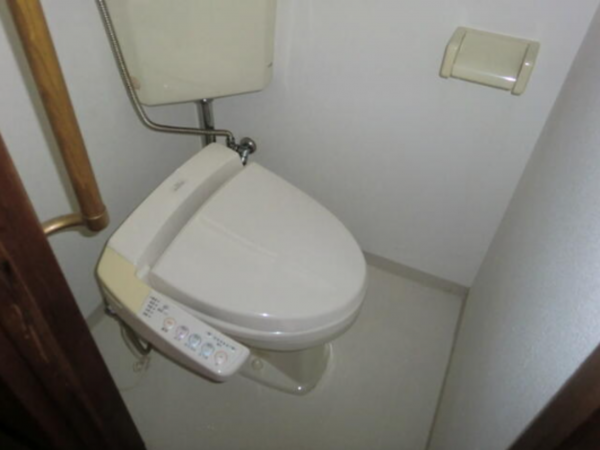 神戸市垂水区霞ケ丘、中古一戸建てのトイレ画像です