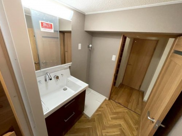 神戸市垂水区五色山、マンションの洗面画像です