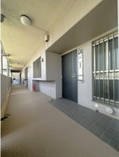 神戸市垂水区青山台、マンションの玄関画像です