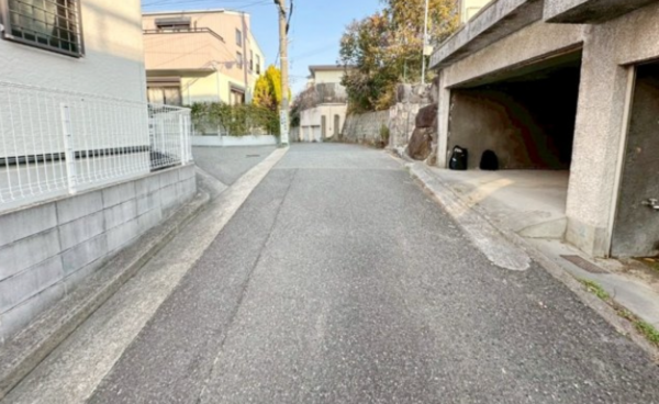 神戸市垂水区舞子坂、新築一戸建ての前面道路を含む現地写真画像です