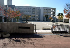 神戸市垂水区清水が丘、マンションの中学校画像です