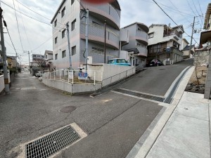 神戸市垂水区歌敷山、土地の前面道路を含む現地写真画像です