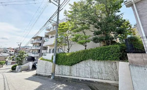 神戸市垂水区美山台、マンションの外観画像です