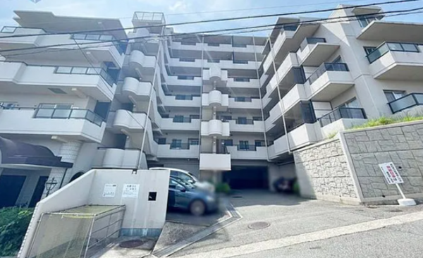 神戸市垂水区美山台、マンションの外観画像です