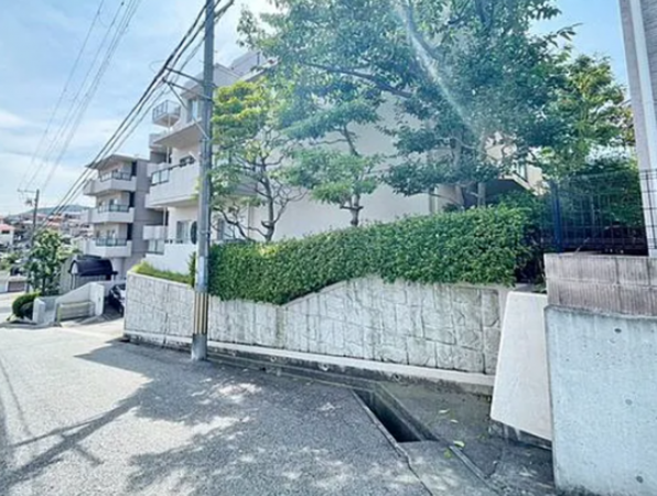 神戸市垂水区美山台、マンションの外観画像です