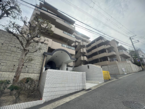 神戸市垂水区美山台、マンションの外観画像です