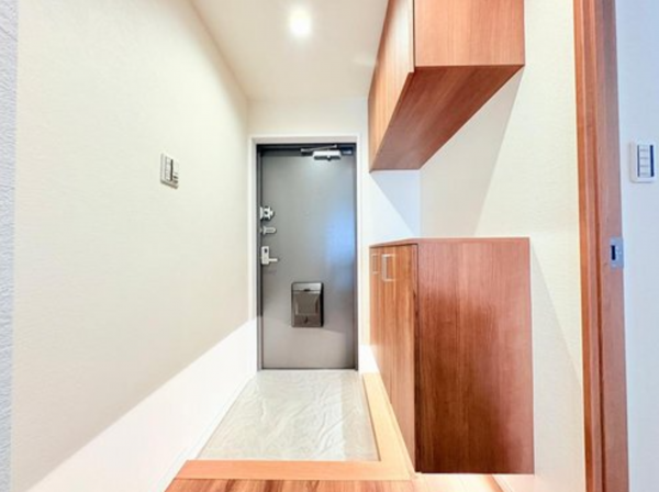 神戸市垂水区青山台、マンションの玄関画像です