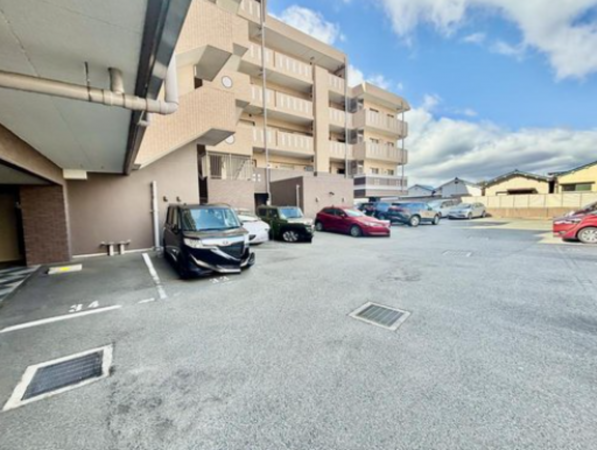 神戸市垂水区高丸、マンションの駐車場画像です