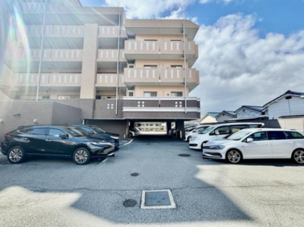 神戸市垂水区高丸、マンションの駐車場画像です