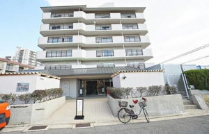 神戸市垂水区五色山、マンションの外観画像です