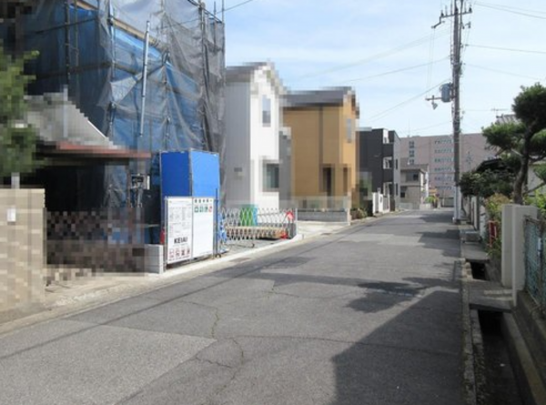 神戸市垂水区泉が丘、新築一戸建ての前面道路を含む現地写真画像です