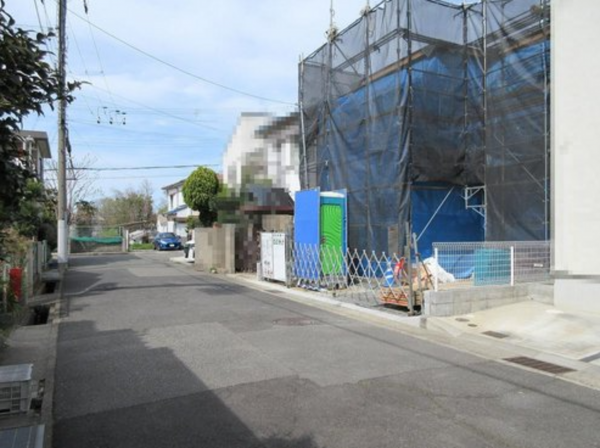 神戸市垂水区泉が丘、新築一戸建ての前面道路を含む現地写真画像です