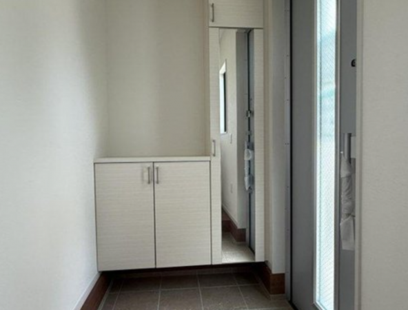 神戸市垂水区歌敷山、中古一戸建ての玄関画像です