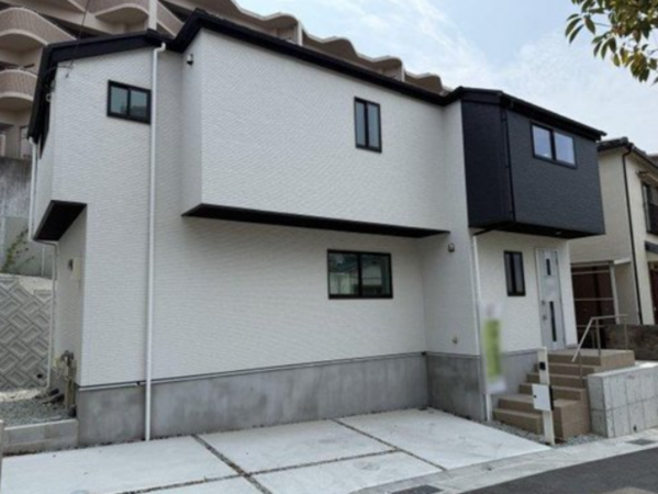 神戸市垂水区歌敷山、中古一戸建ての外観画像です