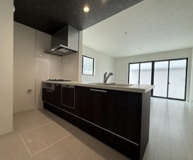 神戸市垂水区歌敷山、中古一戸建てのキッチン画像です