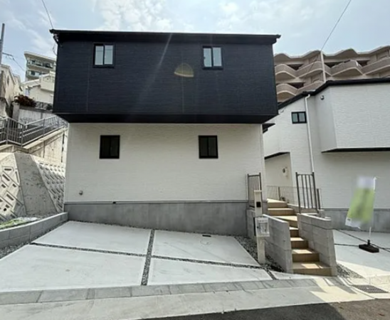 神戸市垂水区歌敷山、中古一戸建ての前面道路を含む現地写真画像です