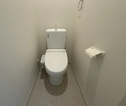 神戸市垂水区歌敷山、中古一戸建てのトイレ画像です