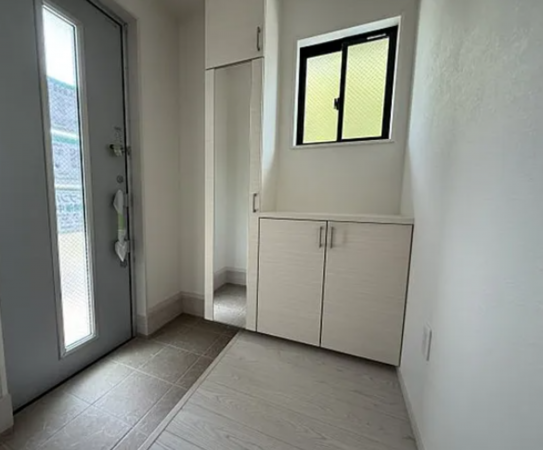 神戸市垂水区歌敷山、中古一戸建ての玄関画像です