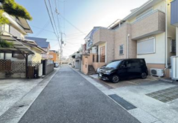 神戸市垂水区星が丘、中古一戸建ての前面道路を含む現地写真画像です